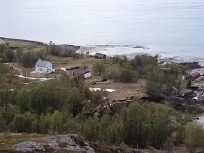 Viral video : Landslide in arctic Norway sweeps 8 homes into the sea | धक्कादायक व्हिडीओ : 8 घरे समुद्रात कागदाप्रमाणे गेली वाहून, वाचला केवळ एक कुत्रा.... Viral video : Landslide in arctic Norway sweeps 8 homes into the sea | धक्कादायक व्हिडीओ : 8 घरे समुद्रात कागदाप्रमाणे गेली वाहून, वाचला केवळ एक कुत्रा....