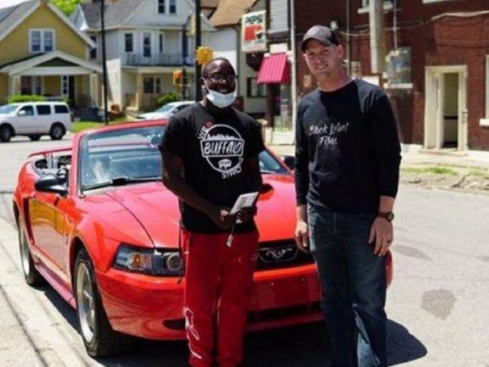 Teen who spent 10 hours cleaning up after protest rewarded with car and college scholarship | क्या बात! प्रोटेस्टनंतर 10 तास उचलत राहिला 'तो' रस्त्यावरील कचरा, खूश होऊन एकाने गिफ्ट दिली कार! Teen who spent 10 hours cleaning up after protest rewarded with car and college scholarship | क्या बात! प्रोटेस्टनंतर 10 तास उचलत राहिला 'तो' रस्त्यावरील कचरा, खूश होऊन एकाने गिफ्ट दिली कार!