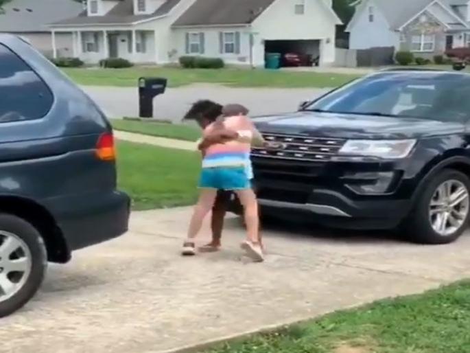 Two friends meet after 3 months of quarantine video will melt your heart | Video : तब्बल 3 महिन्यांनंतर भेटल्या दोन मैत्रिणी, व्हिडीओ पाहून लोकांचेही पाणावले डोळे! Two friends meet after 3 months of quarantine video will melt your heart | Video : तब्बल 3 महिन्यांनंतर भेटल्या दोन मैत्रिणी, व्हिडीओ पाहून लोकांचेही पाणावले डोळे!