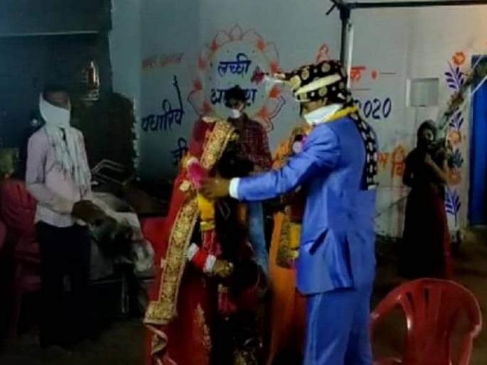 Cook in marriage was corona positive in Chhatarpur | बोंबला! लग्नात जेवण बनवणारा आचारीच निघाला कोरोना पॉझिटिव्ह, लग्न घरात एकच गोंधळ... Cook in marriage was corona positive in Chhatarpur | बोंबला! लग्नात जेवण बनवणारा आचारीच निघाला कोरोना पॉझिटिव्ह, लग्न घरात एकच गोंधळ...