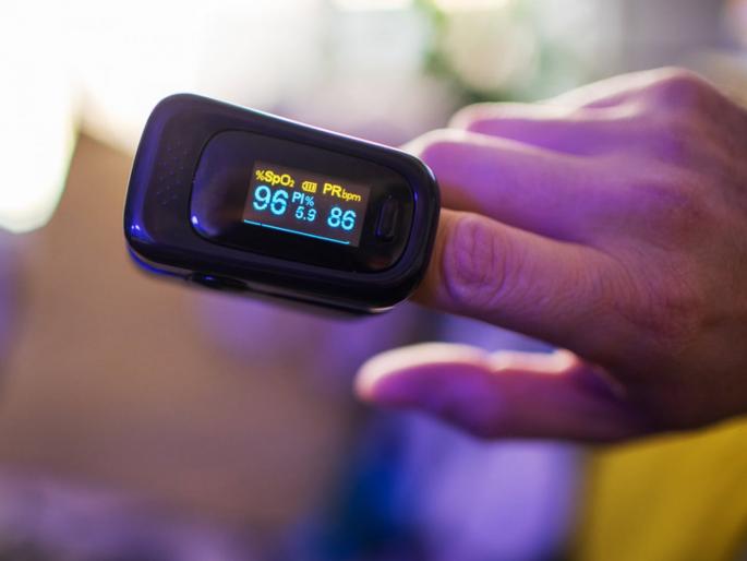 What Is A Pulse Oximeter And How Does It Help In Coronavirus Detection? | Coronavirus : मशीन छोटं, काम मोठं... कोरोना काळात पल्स ऑक्सीमीटरही घरच्या मेडिकल बॉक्समध्ये असायला हवं? What Is A Pulse Oximeter And How Does It Help In Coronavirus Detection? | Coronavirus : मशीन छोटं, काम मोठं... कोरोना काळात पल्स ऑक्सीमीटरही घरच्या मेडिकल बॉक्समध्ये असायला हवं?