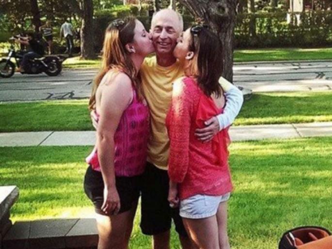 Dad died of a kidney transplant daughters donate their kidneys to strangers in America | कडक सल्यूट! अनोळखी व्यक्तींना किडनी दान करून मुलींनी मृत वडिलांना दिली अनोखी श्रद्धांजली! Dad died of a kidney transplant daughters donate their kidneys to strangers in America | कडक सल्यूट! अनोळखी व्यक्तींना किडनी दान करून मुलींनी मृत वडिलांना दिली अनोखी श्रद्धांजली!