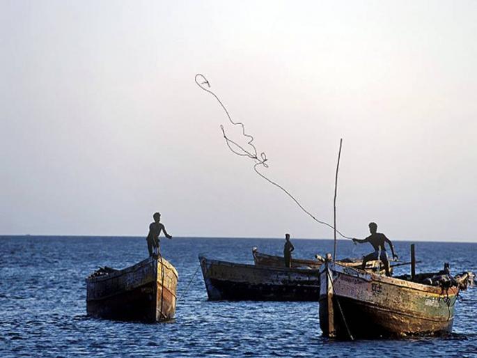Tamilnadu fishermen find Cystal meth in Chinese tea pack worth rupees 230 crore | बाबो! माशांऐवजी जाळ्यात 'जे' अडकलं ते पाहून हैराण झाले मच्छिमार, 230 कोटी रूपये आहे याची किंमत... Tamilnadu fishermen find Cystal meth in Chinese tea pack worth rupees 230 crore | बाबो! माशांऐवजी जाळ्यात 'जे' अडकलं ते पाहून हैराण झाले मच्छिमार, 230 कोटी रूपये आहे याची किंमत...