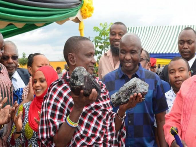 Tanzania miner discovered two gems of worth about 27 crore | वाह रे नशीब! खाणीत काम करताना सापडली दोन किंमती अन् मोठी रत्ने, मजूर रातोरात झाला कोट्याधीश...