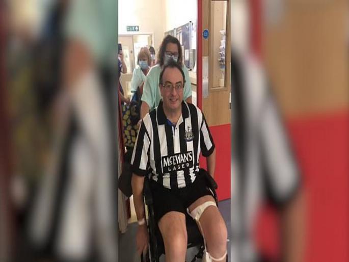 Britain's longest coronavirus sufferer leaves hospital | क्या बात! मरण दोनदा आलं होतं जवळ, तब्बल 95 दिवसांनी कोरोनाला मात देत घरी परतला रूग्ण.... Britain's longest coronavirus sufferer leaves hospital | क्या बात! मरण दोनदा आलं होतं जवळ, तब्बल 95 दिवसांनी कोरोनाला मात देत घरी परतला रूग्ण....