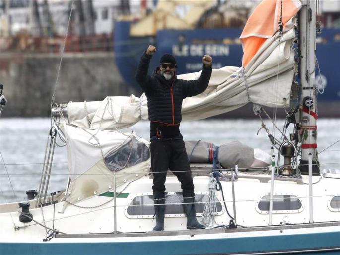 Son sails solo acrosss atlantic to reach 90 year old father | वाह रे पठ्ठ्या! वृद्ध वडील होते दूर अन् फ्लाइट होत्या बंद, समुद्रातून एकटा बोट चालवत 85 दिवसांनी घरी पोहोचला.... Son sails solo acrosss atlantic to reach 90 year old father | वाह रे पठ्ठ्या! वृद्ध वडील होते दूर अन् फ्लाइट होत्या बंद, समुद्रातून एकटा बोट चालवत 85 दिवसांनी घरी पोहोचला....