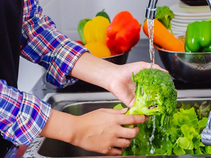 Coronavirus : How to sanitize vegetables and fruits with homemade sanitizer to prevent coronavirus | Coronavirus : भाज्यांवरील कोरोना दूर करण्यासाठी वापरा 'हे' होममेड सॅनिटायजर, वाचा कसं कराल तयार?