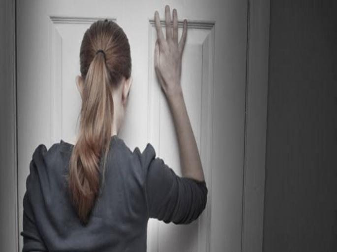 Bengaluru man denied to open door for wife because fearing of Coronavirus | कोरोनाची दहशत! माहेरातून परतलेल्या पत्नीसाठी पतीने घराचा दरवाजाच उघडला नाही आणि मग.... Bengaluru man denied to open door for wife because fearing of Coronavirus | कोरोनाची दहशत! माहेरातून परतलेल्या पत्नीसाठी पतीने घराचा दरवाजाच उघडला नाही आणि मग....