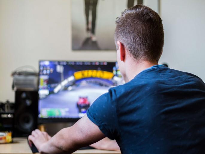 When man spends rs 6 lakh saved for honeymoon on gaming pc without telling fiance | बोंबला! तिला न सांगताच हनीमूनसाठी जमा केलेले ६ लाख रूपये भलत्याच ठिकाणी केले खर्च, आता ती दिवसरात्र हैराण... When man spends rs 6 lakh saved for honeymoon on gaming pc without telling fiance | बोंबला! तिला न सांगताच हनीमूनसाठी जमा केलेले ६ लाख रूपये भलत्याच ठिकाणी केले खर्च, आता ती दिवसरात्र हैराण...