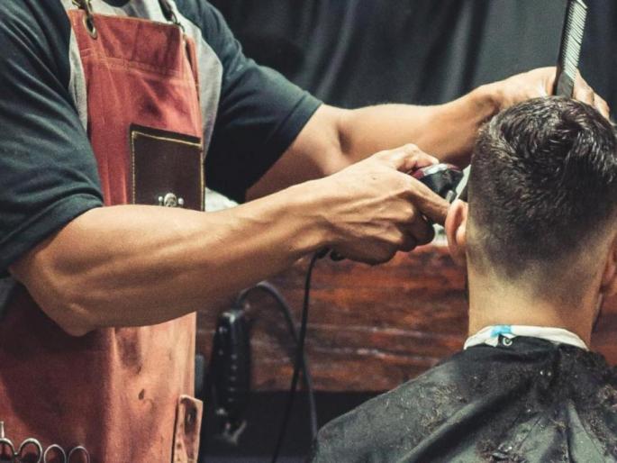 UK man fined 7600 dollar for getting haircut during two week self isolation period | बोंबला! सेल्फ क्वारंटाइन असूनही कटींग करायला सलूनमध्ये गेला अन्....