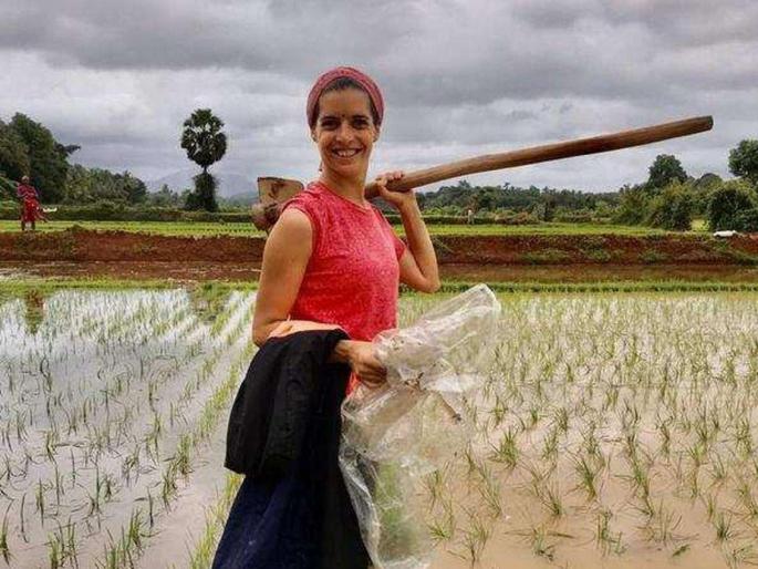 Spanish woman stuck in India since lockdown learnt farming and southern language | लॉकडाऊनमुळे भारतात अडकली परदेशी महिला, ३ महिन्यात करू लागली शेती अन् शिकली कन्नड भाषा! Spanish woman stuck in India since lockdown learnt farming and southern language | लॉकडाऊनमुळे भारतात अडकली परदेशी महिला, ३ महिन्यात करू लागली शेती अन् शिकली कन्नड भाषा!