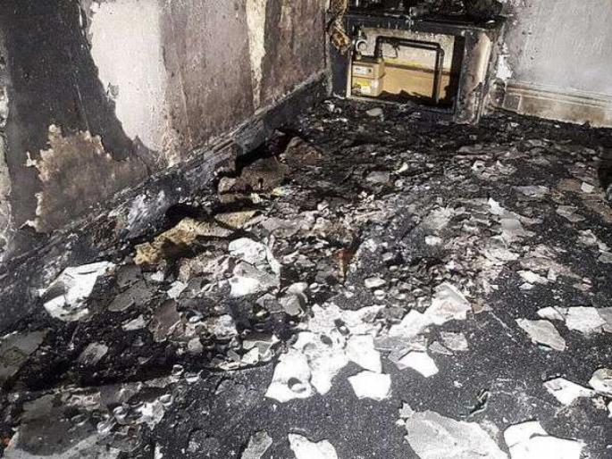 Boyfriend accidentally burns down his flat while proposing to girlfriend for marriage | बोंबला! गर्लफ्रेन्डला प्रपोज करण्यासाठी 'तो' झाला रोमॅंटिक, तिकडे घर जळून झालं राख! Boyfriend accidentally burns down his flat while proposing to girlfriend for marriage | बोंबला! गर्लफ्रेन्डला प्रपोज करण्यासाठी 'तो' झाला रोमॅंटिक, तिकडे घर जळून झालं राख!