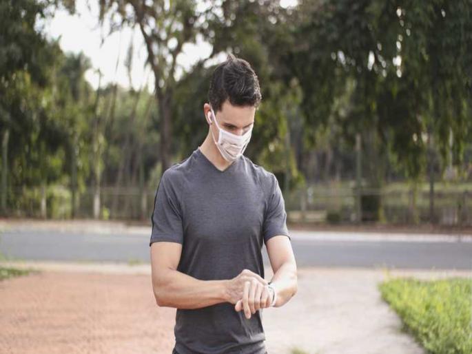 UK doctor ran 22 miles while wearing a face mask to prove they don't affect oxygen levels | मास्क घालून ICU मधला डॉक्टर ३५ किमी धावला; 'ऑक्सिजन लेव्हल'चं काय झालं बघा UK doctor ran 22 miles while wearing a face mask to prove they don't affect oxygen levels | मास्क घालून ICU मधला डॉक्टर ३५ किमी धावला; 'ऑक्सिजन लेव्हल'चं काय झालं बघा