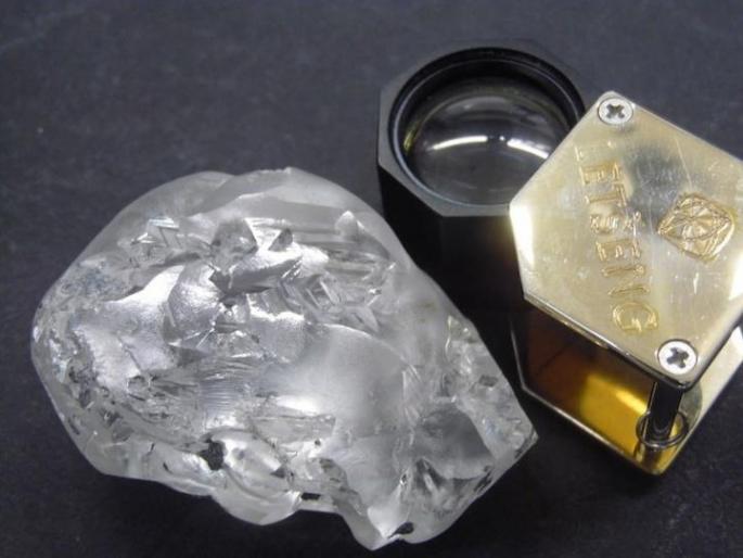 miner digs out 442 carat diamond worth rs 135 crore | बाबो! खोदकामात मजुराला सापडला ४४२ कॅरेटचा हिरा, किंमत वाचून व्हाल अवाक्... miner digs out 442 carat diamond worth rs 135 crore | बाबो! खोदकामात मजुराला सापडला ४४२ कॅरेटचा हिरा, किंमत वाचून व्हाल अवाक्...