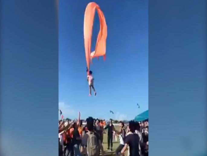 Three year old girl launched 100ft into the air after getting trapped in kite | VIDEO : धक्कादायक! पतंगीत अडकून हवेत उडाली ३ वर्षांची चिमुकली, लोकांनी असा वाचवला तिचा जीव! Three year old girl launched 100ft into the air after getting trapped in kite | VIDEO : धक्कादायक! पतंगीत अडकून हवेत उडाली ३ वर्षांची चिमुकली, लोकांनी असा वाचवला तिचा जीव!
