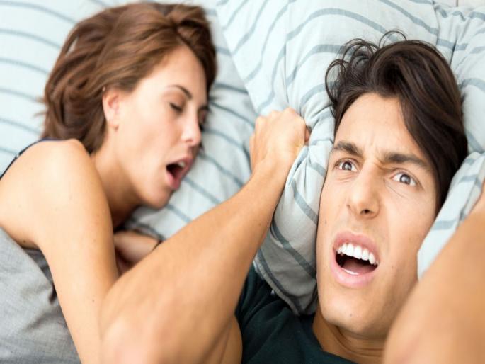 When BF stops girlfriend from snoring by licking her face | बोंबला! गर्लफ्रेन्डच्या घोरण्याने तो झाला होता हैराण, 'ही' विचित्र ट्रिक वापरून केला तिचा आवाज बंद! When BF stops girlfriend from snoring by licking her face | बोंबला! गर्लफ्रेन्डच्या घोरण्याने तो झाला होता हैराण, 'ही' विचित्र ट्रिक वापरून केला तिचा आवाज बंद!