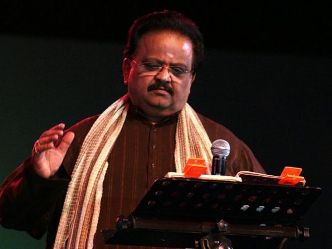 SP Balasubramaniam died, Know life journey and struggle of legendary singer | एसपी बालसुब्रमण्यम यांना व्हायचं होतं इंजिनिअर, एका दिवसात २१ गाणी गाऊन केला होता रेकॉर्ड SP Balasubramaniam died, Know life journey and struggle of legendary singer | एसपी बालसुब्रमण्यम यांना व्हायचं होतं इंजिनिअर, एका दिवसात २१ गाणी गाऊन केला होता रेकॉर्ड