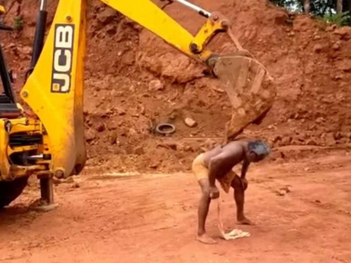 Man uses JCB to scratch his back watch funny viral video | VIDEO: या काकांचा कुठं करताय नाद; जेसीबीनं खाजवताहेत पाठ... Man uses JCB to scratch his back watch funny viral video | VIDEO: या काकांचा कुठं करताय नाद; जेसीबीनं खाजवताहेत पाठ...