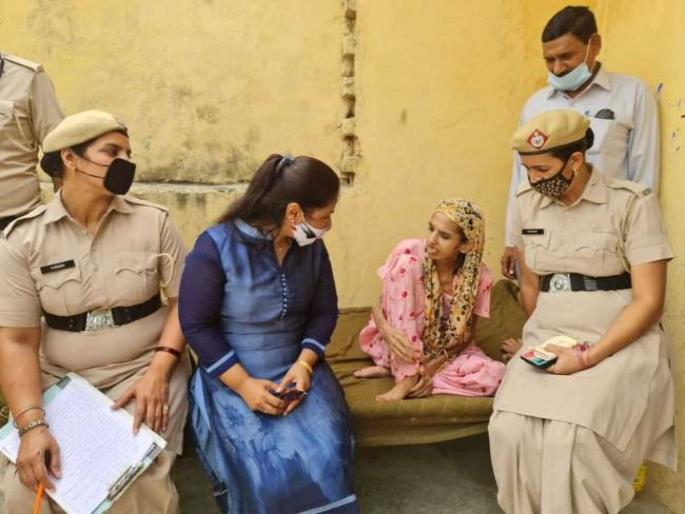 Husband kept his wife locked in the bathroom for one and a half years in Panipat | धक्कादायक! पत्नीला दीड वर्षांपर्यंत टॉयलेटमध्ये ठेवलं डांबून, बाहेर येताच म्हणाली - मला जेवण द्या... Husband kept his wife locked in the bathroom for one and a half years in Panipat | धक्कादायक! पत्नीला दीड वर्षांपर्यंत टॉयलेटमध्ये ठेवलं डांबून, बाहेर येताच म्हणाली - मला जेवण द्या...