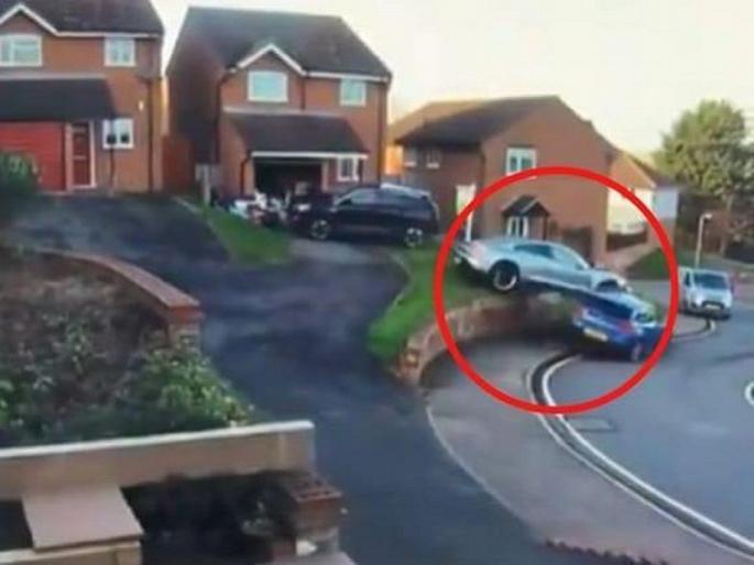 New Porsche parking hit in wall and cars video goes viral | VIDEO : नवीन Porsche कार करत होता पार्क, नंतर जे झालं ते पाहून चक्रावून जाल!