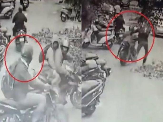 Brave cop chases thief and arrested them video goes viral | VIDEO : चोरी करून बाइकवरून पळत होते चोर, पोलिसाने हिरोसारखी एन्ट्री घेत एकाला धरलं! Brave cop chases thief and arrested them video goes viral | VIDEO : चोरी करून बाइकवरून पळत होते चोर, पोलिसाने हिरोसारखी एन्ट्री घेत एकाला धरलं!