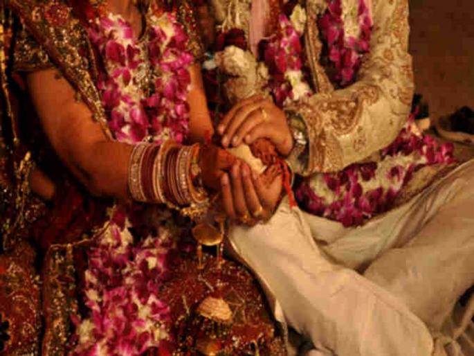 Unique marriage mother and daughter become bride in same mandap | एका भन्नाट लग्नाची गोष्ट! मुलीच्या लग्नात आईनेही उरकलं लग्न, आधी केलं कन्यादान नंतर स्वत:च्या नव्या संसाराला केली सुरूवात...