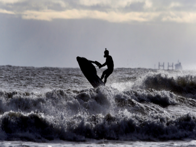 28 man jailed for breaching covid 19 law to meet visit his girlfriend | बोंबला! साडे चार तासांचा प्रवास करून समुद्रामार्गे गर्लफ्रेन्डला भेटायला गेला अन् थेट तुरूंगातच पोहोचला! 28 man jailed for breaching covid 19 law to meet visit his girlfriend | बोंबला! साडे चार तासांचा प्रवास करून समुद्रामार्गे गर्लफ्रेन्डला भेटायला गेला अन् थेट तुरूंगातच पोहोचला!