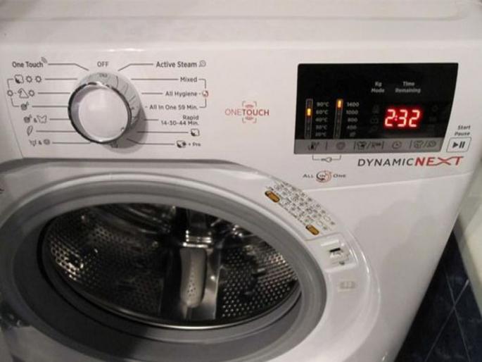 Woman found giant python hiding inside washing machine dryer | वॉशिंग मशीनमध्ये महिलेने टाकले भिजलेले कपडे, सुकवून बाहेर काढले तर जोरात ओरडली.... Woman found giant python hiding inside washing machine dryer | वॉशिंग मशीनमध्ये महिलेने टाकले भिजलेले कपडे, सुकवून बाहेर काढले तर जोरात ओरडली....