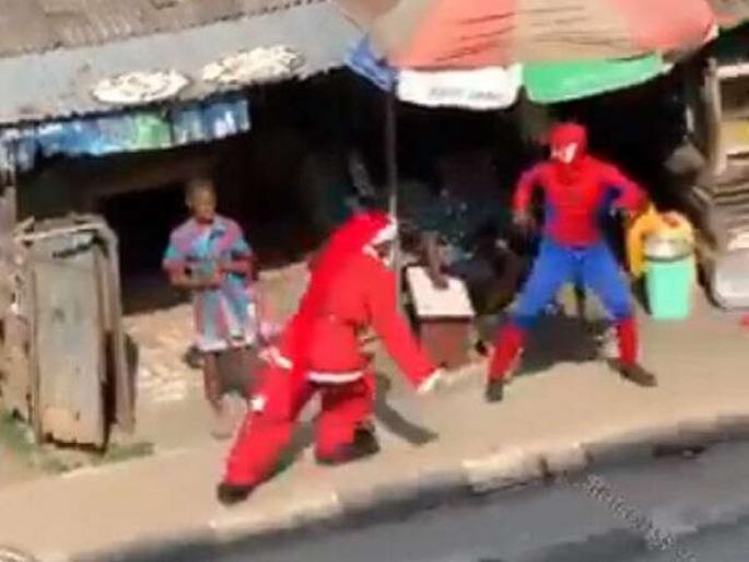 Santa claus and spiderman fight on the streets watch viral video | VIDEO : सांता आणि स्पायडर मॅनमध्ये झाली फाइट, कुणी बाजी मारली हे बघून व्हाल अवाक्....