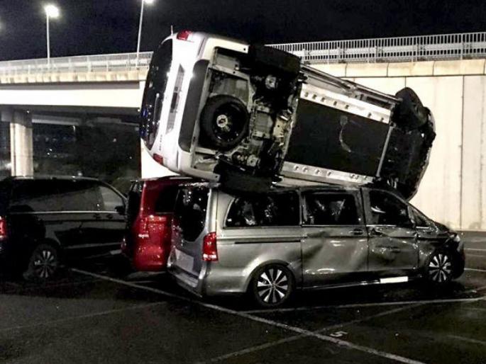 Ex mercedes benz worker goes on 6 million wrecking spree in Spain | अरे देवा! रागाच्या भरात जेसीबी घेऊन कंपनीच्या प्लांटमध्ये घुसला, कोट्यवधींच्या कार्सचा केला चेंदामेंदा..