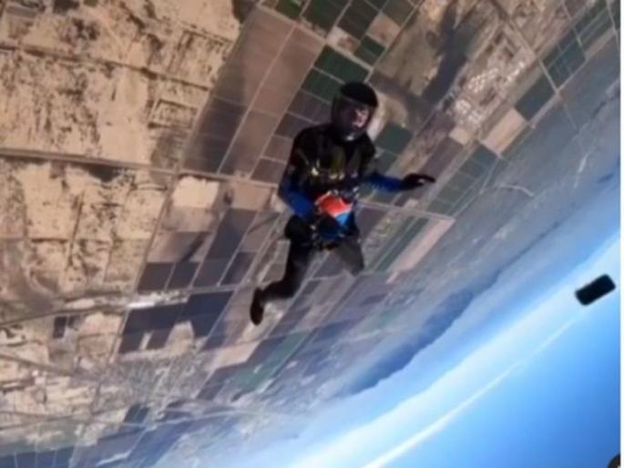 Viral video of iphone survives 12000 feet fall from skydiving | Viral Video : १२ हजार फूट उंचीवरून स्काडायवरचा आयफोन खाली पडला, बघा पुढे काय झालं? Viral video of iphone survives 12000 feet fall from skydiving | Viral Video : १२ हजार फूट उंचीवरून स्काडायवरचा आयफोन खाली पडला, बघा पुढे काय झालं?