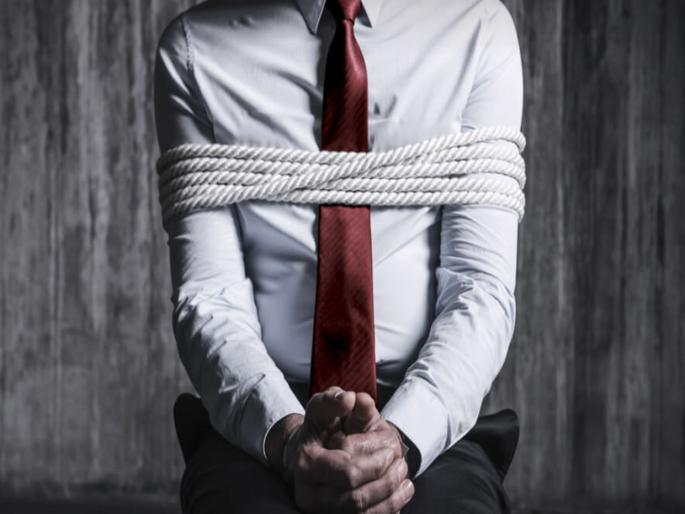 Youth stages own kidnapping to frame girlfriends dad held in Uttar Pradesh | बाबो! गर्लफ्रेन्डच्या वडिलांना फसवण्यासाठी तरूणाने रचलं स्वत:चं अपहरण नाट्य आणि मग.... Youth stages own kidnapping to frame girlfriends dad held in Uttar Pradesh | बाबो! गर्लफ्रेन्डच्या वडिलांना फसवण्यासाठी तरूणाने रचलं स्वत:चं अपहरण नाट्य आणि मग....