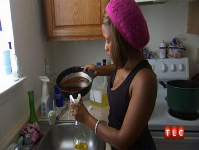 Thrifty woman cooks in dishwasher, owns one lightbulb and times her boyfriend's showers | ही आहे जगातली सर्वात 'कंजूस' महिला, तिचे कारनामे वाचून चक्रावून जाल... Thrifty woman cooks in dishwasher, owns one lightbulb and times her boyfriend's showers | ही आहे जगातली सर्वात 'कंजूस' महिला, तिचे कारनामे वाचून चक्रावून जाल...