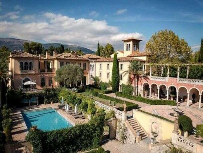 Court ordered british millionaire to tear down his mansion worth 500 crore rupees | बोंबला! कोर्टाने 'या' व्यक्तीला दिला ५ अब्ज किंमतीचा बंगला पाडण्याचा आदेश, मालक 'कोमात'...