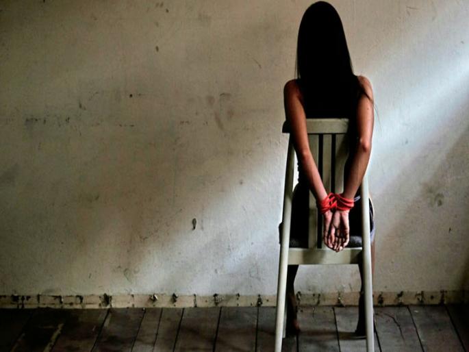 US man kidnaps his ex girlfriend for refusing to go on surprise valentines day date with him | व्हॅलेंटाईन डे ला डेटसाठी एक्स गर्लफ्रेन्डने दिला नकार, प्रियकराने केलं अपहरण आणि मग..... US man kidnaps his ex girlfriend for refusing to go on surprise valentines day date with him | व्हॅलेंटाईन डे ला डेटसाठी एक्स गर्लफ्रेन्डने दिला नकार, प्रियकराने केलं अपहरण आणि मग.....