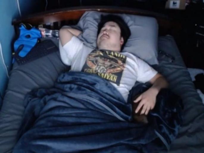 Man slept for 7 hours make 11 lakh rupees with one video | आता बोला! ७ तास केवळ झोपून टॅक्सी ड्रायव्हरने बनवला व्हिडीओ अन् कमावले ११ लाख रूपये! Man slept for 7 hours make 11 lakh rupees with one video | आता बोला! ७ तास केवळ झोपून टॅक्सी ड्रायव्हरने बनवला व्हिडीओ अन् कमावले ११ लाख रूपये!