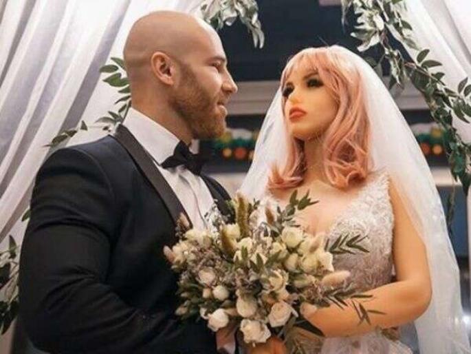 Man who married sex doll this is what he is going to do next | आता बोला! ज्या बॉडी बिल्डरने सेक्स डॉलसोबत केलं होतं लग्न, तो करणार पुन्हा एक कारनामा! Man who married sex doll this is what he is going to do next | आता बोला! ज्या बॉडी बिल्डरने सेक्स डॉलसोबत केलं होतं लग्न, तो करणार पुन्हा एक कारनामा!