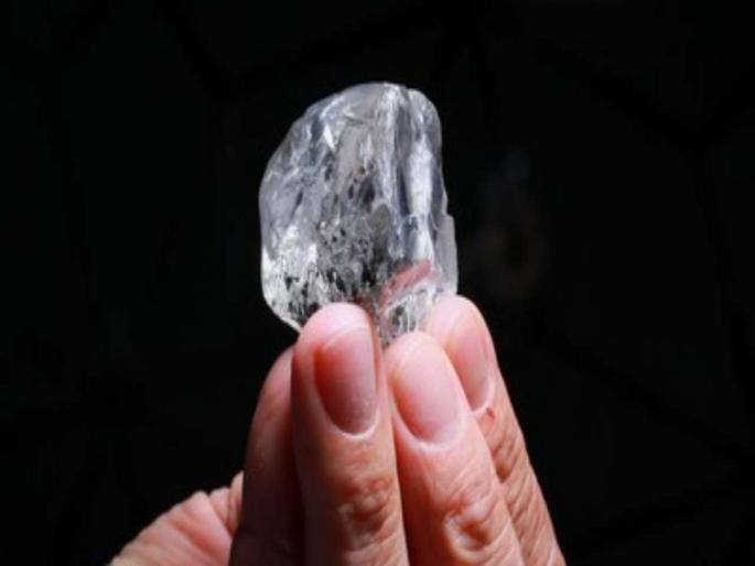 Two diamond found labour price 35 to 45 lakhs Panna Madhya Pradesh | नशीब चमकलं! खोदकाम करताना सापडले दोन किंमती हिरे, मजुरांची आर्थिक परिस्थिती बदलणार... Two diamond found labour price 35 to 45 lakhs Panna Madhya Pradesh | नशीब चमकलं! खोदकाम करताना सापडले दोन किंमती हिरे, मजुरांची आर्थिक परिस्थिती बदलणार...