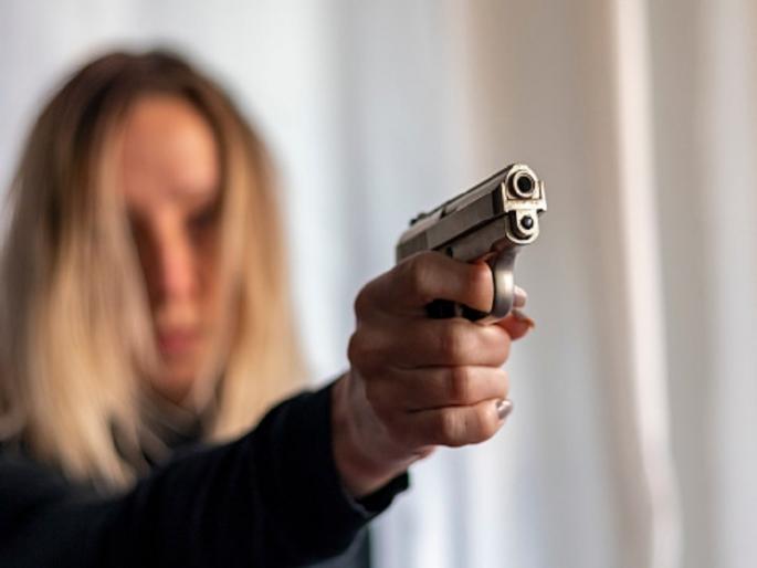 Jealous Brazilian wife walks into bar shoots dead younger woman | बंदुक घेऊन अचानक बारमध्ये शिरली आणि पतीसोबत बसलेल्या तरूणीवर केला गोळीबार.... Jealous Brazilian wife walks into bar shoots dead younger woman | बंदुक घेऊन अचानक बारमध्ये शिरली आणि पतीसोबत बसलेल्या तरूणीवर केला गोळीबार....
