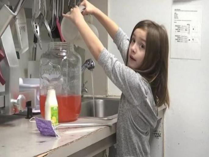 7 yeard old Liza Scott selling lemonade to fund her brain surgery | हिंमतीला सलाम! ७ वर्षांची मुलगी लिंबू पाणी विकून स्वत:च्या सर्जरीसाठी जमा करतेय पैसे! 7 yeard old Liza Scott selling lemonade to fund her brain surgery | हिंमतीला सलाम! ७ वर्षांची मुलगी लिंबू पाणी विकून स्वत:च्या सर्जरीसाठी जमा करतेय पैसे!