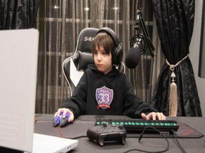 8 year boy youngest pro fortnite player in world get 24 lakh contract | कॉम्प्युटर गेम खेळून केली छप्परफाड कमाई, ८ वर्षाचा मुलगा झाला २४ लाख रूपयांचा मालक 8 year boy youngest pro fortnite player in world get 24 lakh contract | कॉम्प्युटर गेम खेळून केली छप्परफाड कमाई, ८ वर्षाचा मुलगा झाला २४ लाख रूपयांचा मालक
