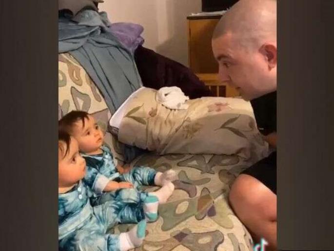 Father shaved for the very first time twin kids reaction goes viral on social media | VIDEO : चिमुकल्यांनी पहिल्यांदाच पाहिलं वडिलांचं टक्कल, ओळखण्यास दिला नकार! Father shaved for the very first time twin kids reaction goes viral on social media | VIDEO : चिमुकल्यांनी पहिल्यांदाच पाहिलं वडिलांचं टक्कल, ओळखण्यास दिला नकार!