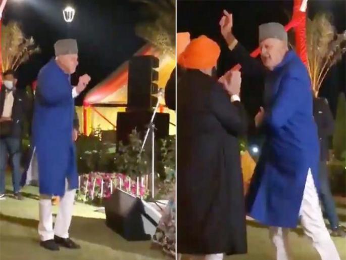 Farooq Abdullah dance with Amrinder Singh people remember Mirzapur wale chacha | ओ चचा! फारूख अब्दुल्लांचा लग्नातील डान्स व्हिडीओ व्हायरल, लोकांना आली मिर्झापूरमधील 'चचा'ची आठवण! Farooq Abdullah dance with Amrinder Singh people remember Mirzapur wale chacha | ओ चचा! फारूख अब्दुल्लांचा लग्नातील डान्स व्हिडीओ व्हायरल, लोकांना आली मिर्झापूरमधील 'चचा'ची आठवण!