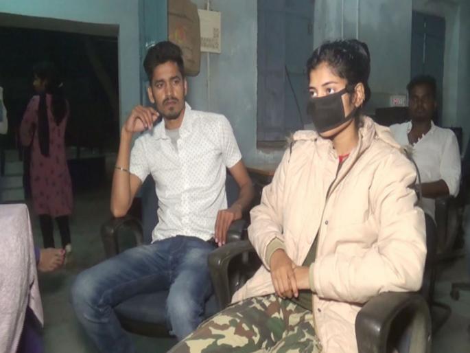 Minor girl high voltage drama at police station serious allegation on constable Bihar Hajipur | पोलीस स्टेशनमध्ये हायव्होल्टेज ड्रामा, तरूणी म्हणाली - रेपची तक्रार नको; पोलिसासोबत लग्न लावून द्या.... Minor girl high voltage drama at police station serious allegation on constable Bihar Hajipur | पोलीस स्टेशनमध्ये हायव्होल्टेज ड्रामा, तरूणी म्हणाली - रेपची तक्रार नको; पोलिसासोबत लग्न लावून द्या....