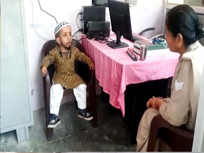 UP 2 feet long man appeals police to find him a bride Shamli | उंची कमी असल्याने तरूणाला नवरी मिळेना, पोलीस स्टेशनमध्ये जाऊन म्हणाला - मॅडम, माझं लग्न लावून द्या!