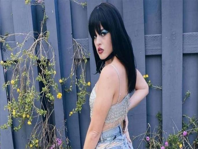 Woman claimes her neighbour calls cops to report her revealing dress | Revealing Dress घातल्याने शेजाऱ्यांनी बोलवले पोलीस, महिला म्हणाली - मला कपडे निवडण्याचा हक्क!