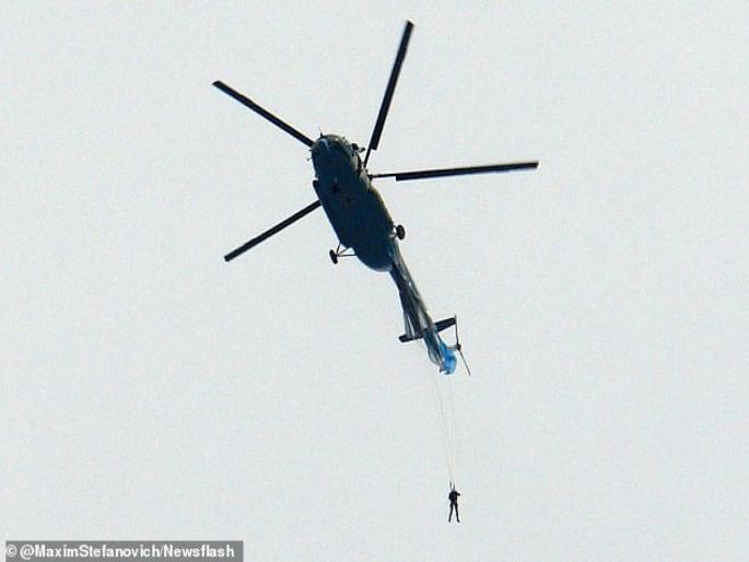 Russia parachutist dangling from helicopter video will shock you | VIDEO : उडी घेताना सैनिकाचं पॅराशूट हेलीकॉप्टरमध्ये अडकलं, नंतर जे झालं ते बघून व्हाल हैराण! Russia parachutist dangling from helicopter video will shock you | VIDEO : उडी घेताना सैनिकाचं पॅराशूट हेलीकॉप्टरमध्ये अडकलं, नंतर जे झालं ते बघून व्हाल हैराण!
