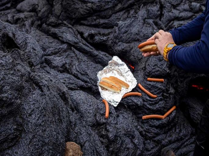 Scientists grilling hot dogs on hot lava Iceland volcano | Iceland: वैज्ञानिकांनी ज्वालामुखीतील गरम लाव्हारसावर शिजवलं हॉटडॉग, व्हिडीओ व्हायरल Scientists grilling hot dogs on hot lava Iceland volcano | Iceland: वैज्ञानिकांनी ज्वालामुखीतील गरम लाव्हारसावर शिजवलं हॉटडॉग, व्हिडीओ व्हायरल