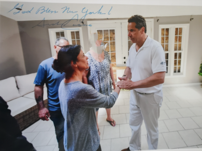 Woman accuses New York governor for forcefully kissing photo released in press conference | न्यूयॉर्कच्या गव्हर्नरवर जबरदस्ती किस केल्याचा आरोप, महिलेने पत्रकार परिषदेत जारी केला फोटो!