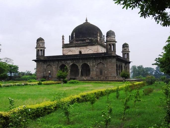 You should know about black taj mahal Burhanpur | भारतातील काळा ताजमहाल पाहिला का? याच्याशी आहे आग्र्यातील ताजमहालचं कनेक्शन.... You should know about black taj mahal Burhanpur | भारतातील काळा ताजमहाल पाहिला का? याच्याशी आहे आग्र्यातील ताजमहालचं कनेक्शन....